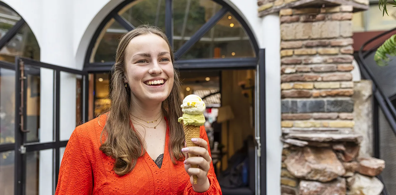 Vrouw met ijsje