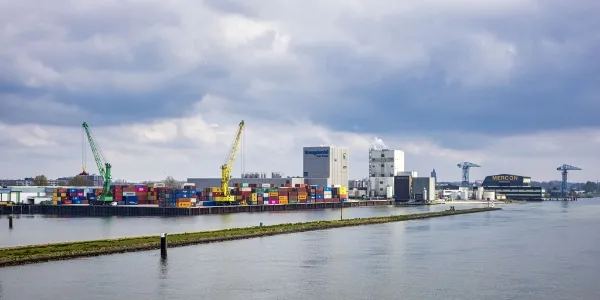zicht op havengebied