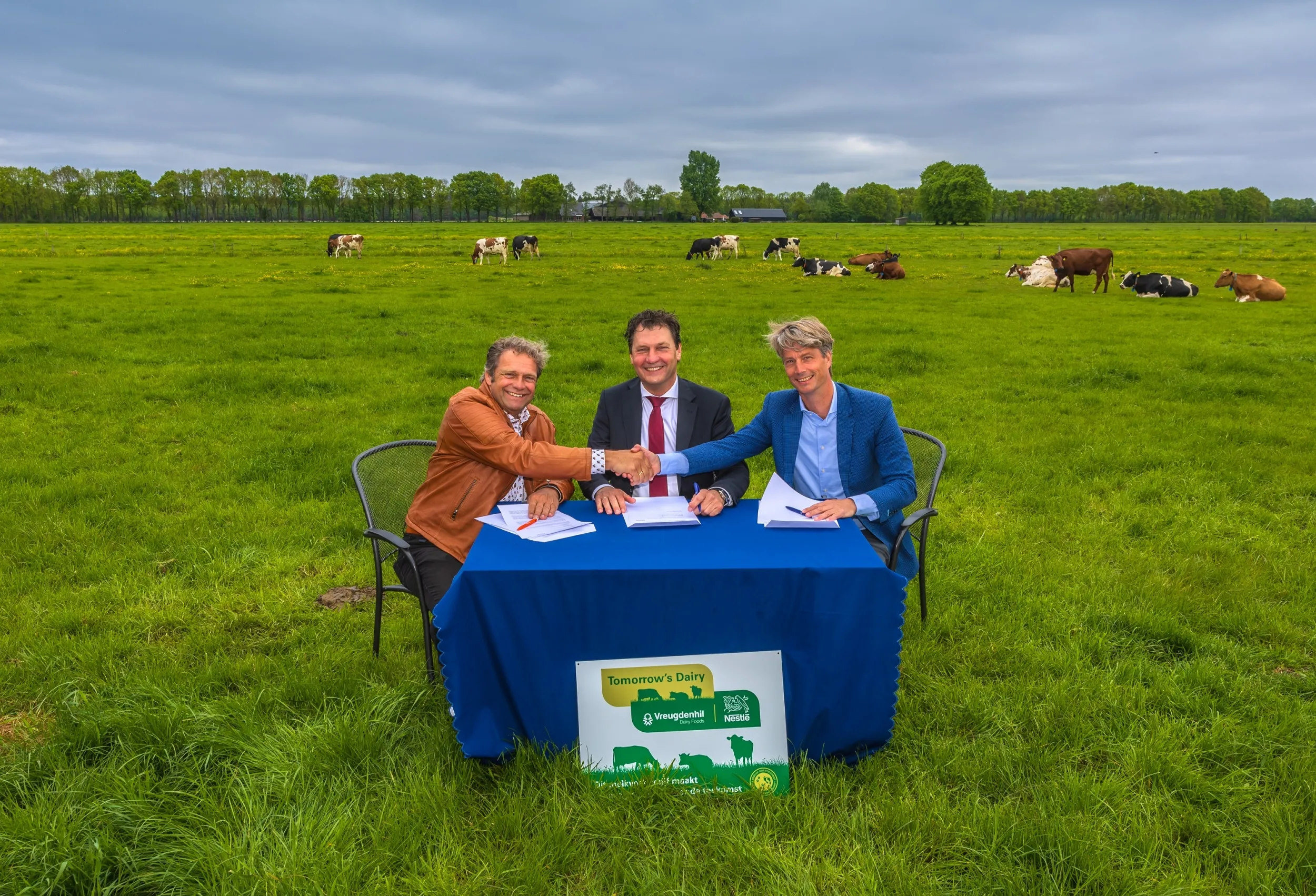 Alex Datema (Directeur Food & Agro Rabobank), Albert de Groot (CEO Vreugdenhil Dairy Foods) en Rob Trompetter (CFO Nestlé Benelux) ondertekenen de samenwerkingsovereenkomst.